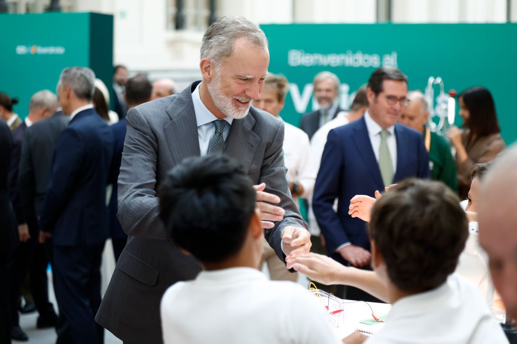 Felipe VI junto a un grupo de estudiantes de primaria y ESO