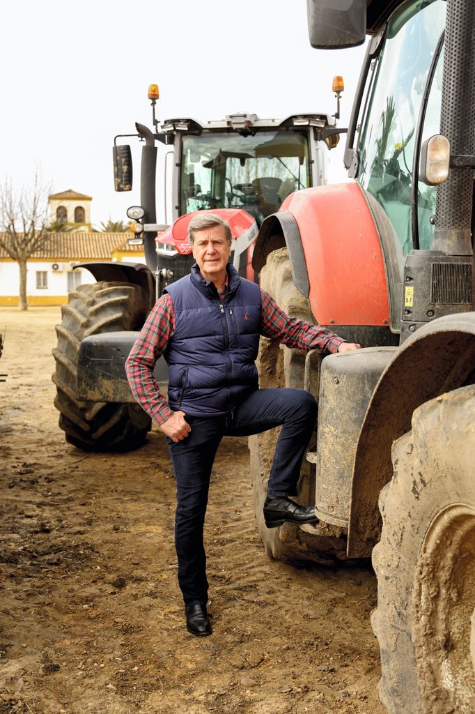 Cayetano Martínez de Irujo con su tractor