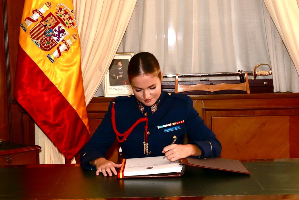 La princesa Leonor firma en el libro de honor de la Academia General del Aire de San Javier 