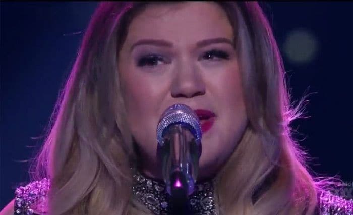 Kelly Clarkson, en la recta final de su embarazo, se emocionó al cantar una balada muy especial para ella 'Piece by Piece' durante el concurso 'American Idol'
