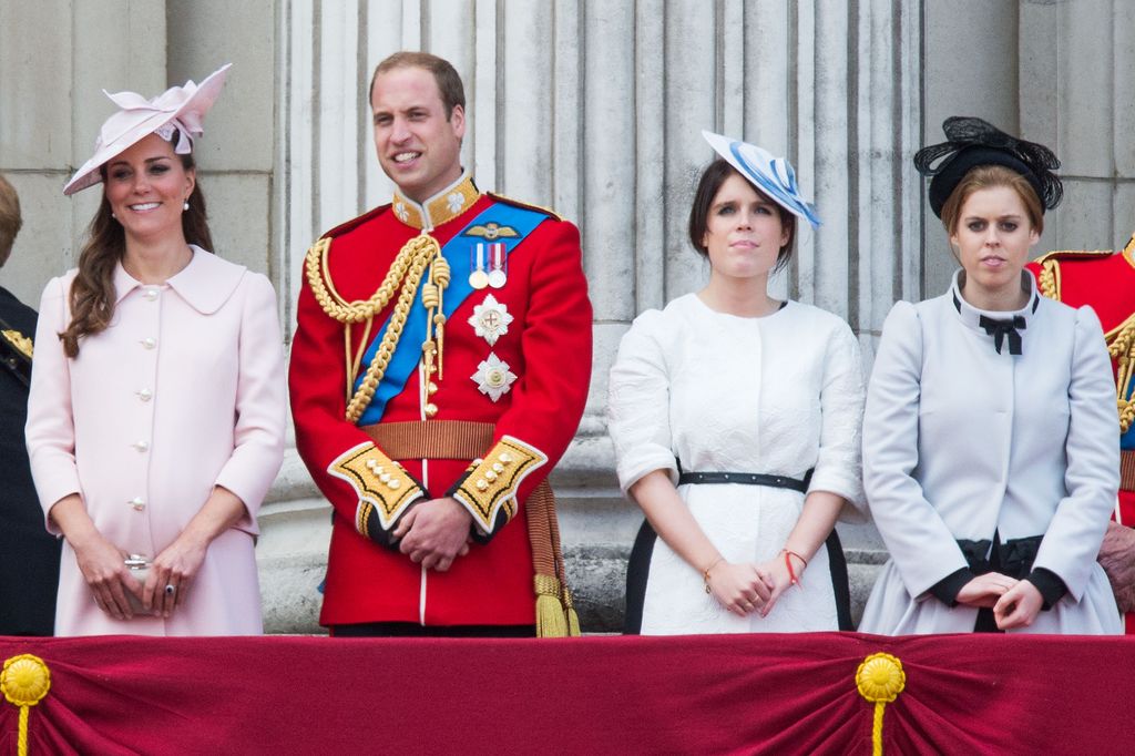 Las hermanas York y los entonces duques de Cambridge en el balcón de Buckingham