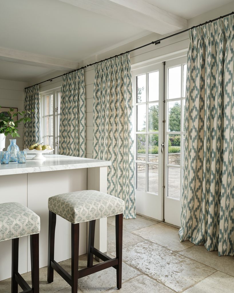 Cocina con cortinas hasta el suelo