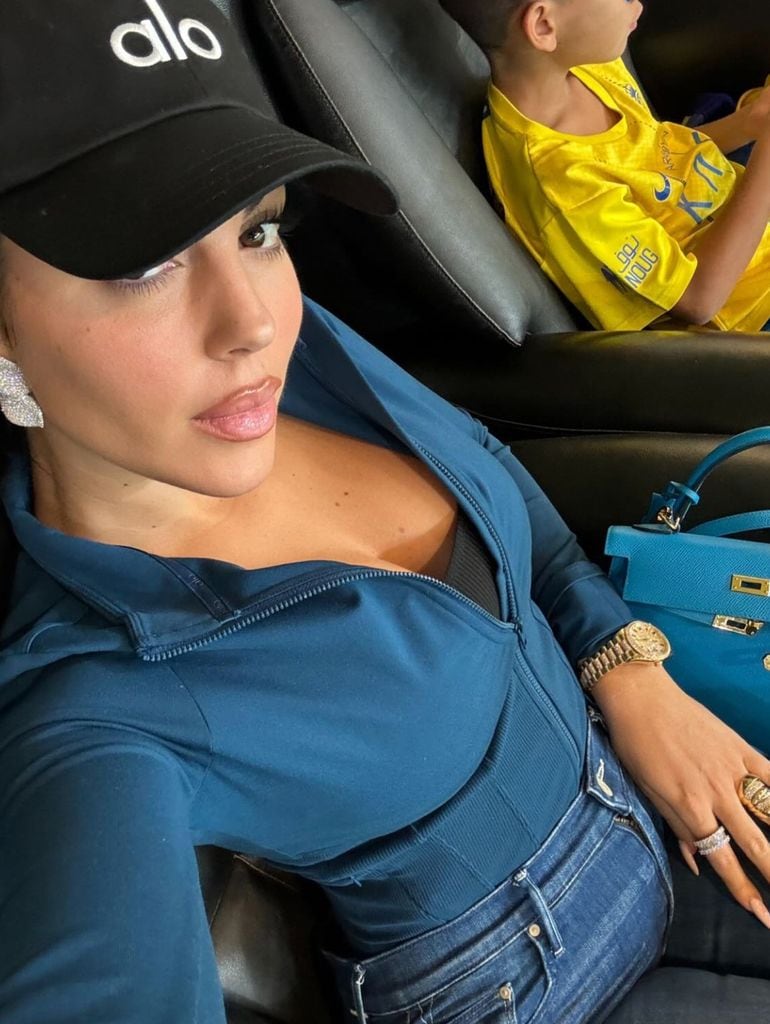 Plano medio de Georgina Rodríguez con chaqueta azul marino y jeans azules