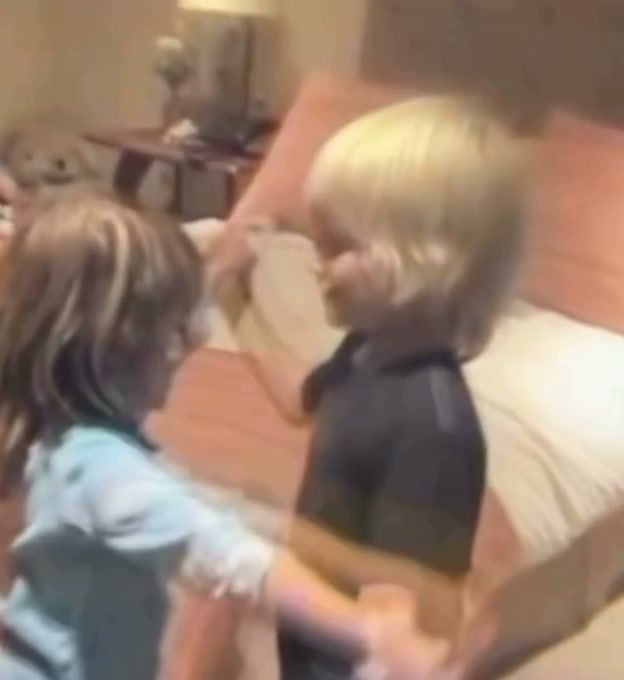 Kaia Gerber compartió un tierno video de ella y su hermano Presley cuando eran niños.