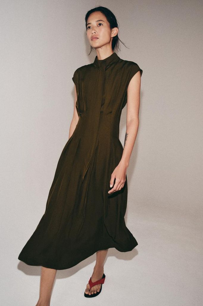 Vestido marrón con lazada de Zara