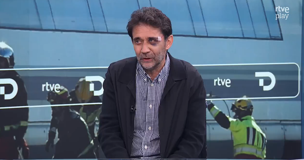 Antonio Jiménez Barca, periodista de 'El País' y superviviente del accidente ferroviario de Urda, relata en el Telediario de TVE cómo su instinto periodístico le ayudó a afrontar la tragedia, pese a encontrarse herido y cubierto de sangre
