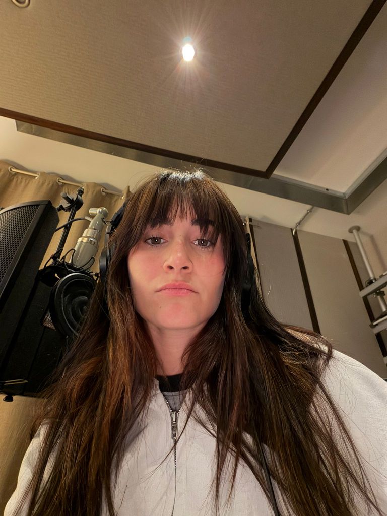 Aitana, en el estudio, en una foto compartida en su canal