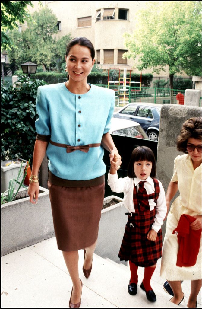 Isabel Preysler paseando junto a su hija Tamara Falcó por las calles de Madrid (1980)