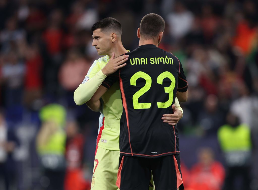Morata recibe el apoyo de compañeros, como Unai Simón, después del partido