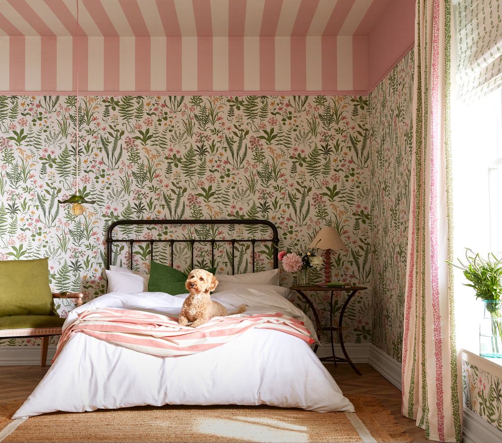 Habitación decorada con papel pintado floral y a rayas
