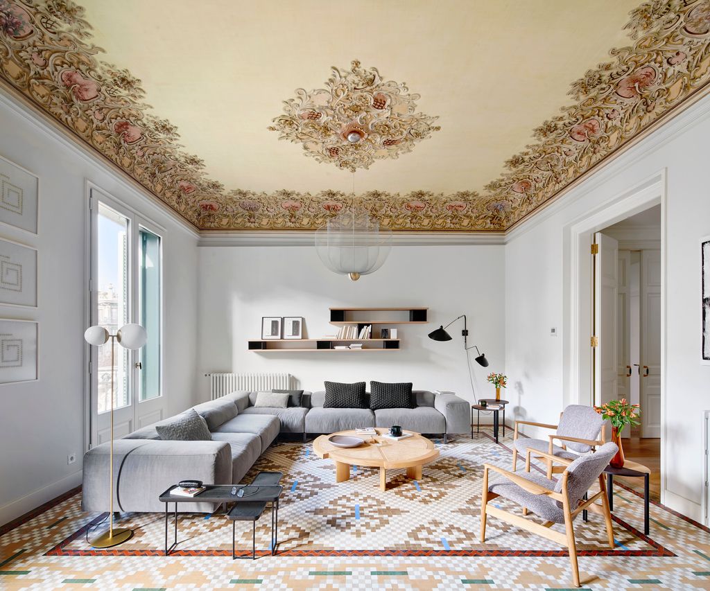 Salón con una rica arquitectura, como los suelos de mosaicos Nolla y ricos techos artesonados, en un edificio con historia, la barcelonesa Casa Burés