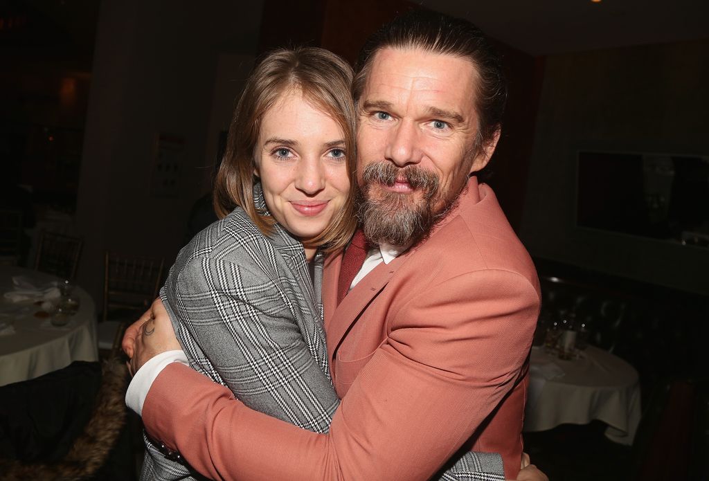 Ethan Hawke y su hija Maya, de 27 años, que ha seguido sus pasos