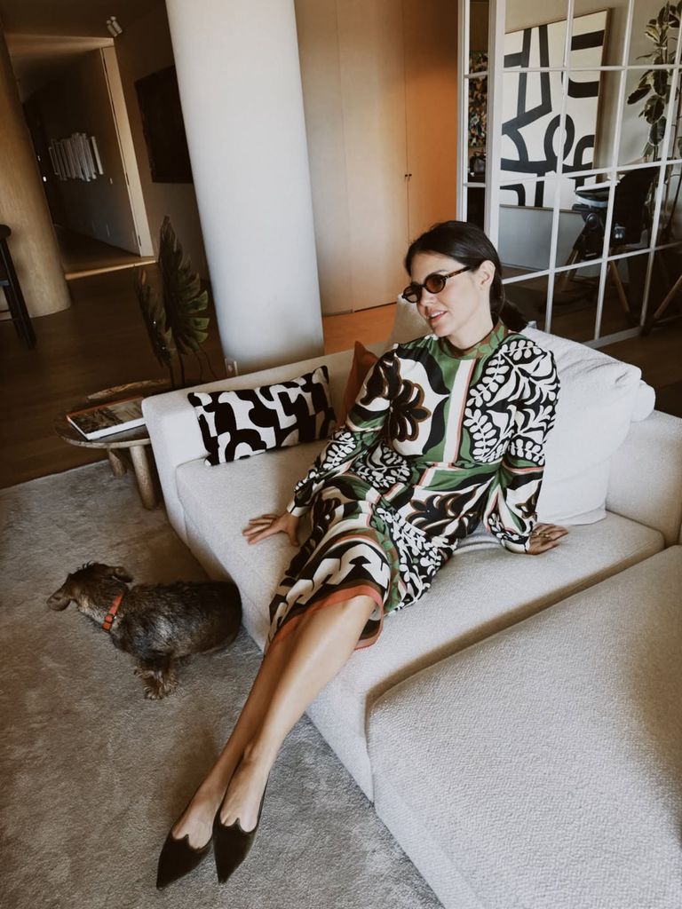 Isabelle Junot con vestido estampado