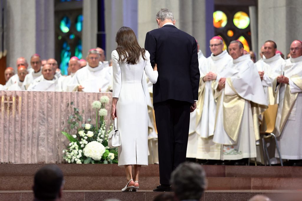 Los Reyes inclinan la cabeza ante el altar