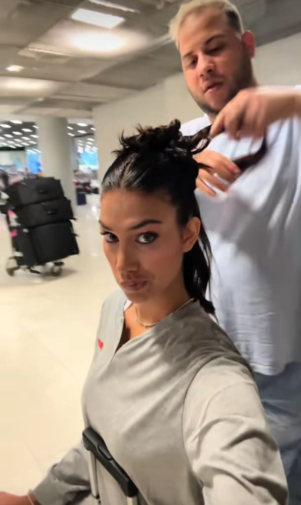 Con ayuda de su experto de belleza, Lina lució impecable a su llegada a Bangkok