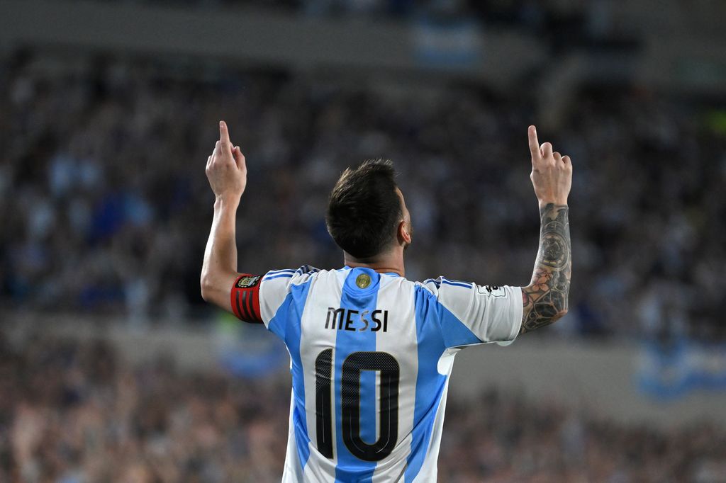 Leo Messi celebra tras marcar un gol durante el partido de clasificación sudamericana para la Copa Mundial de la FIFA 2026 entre Argentina y Bolivia, disputado en el estadio Más Monumental Antonio Vespucio Liberti el 15 de octubre de 2024 en Buenos Aires, Argentina