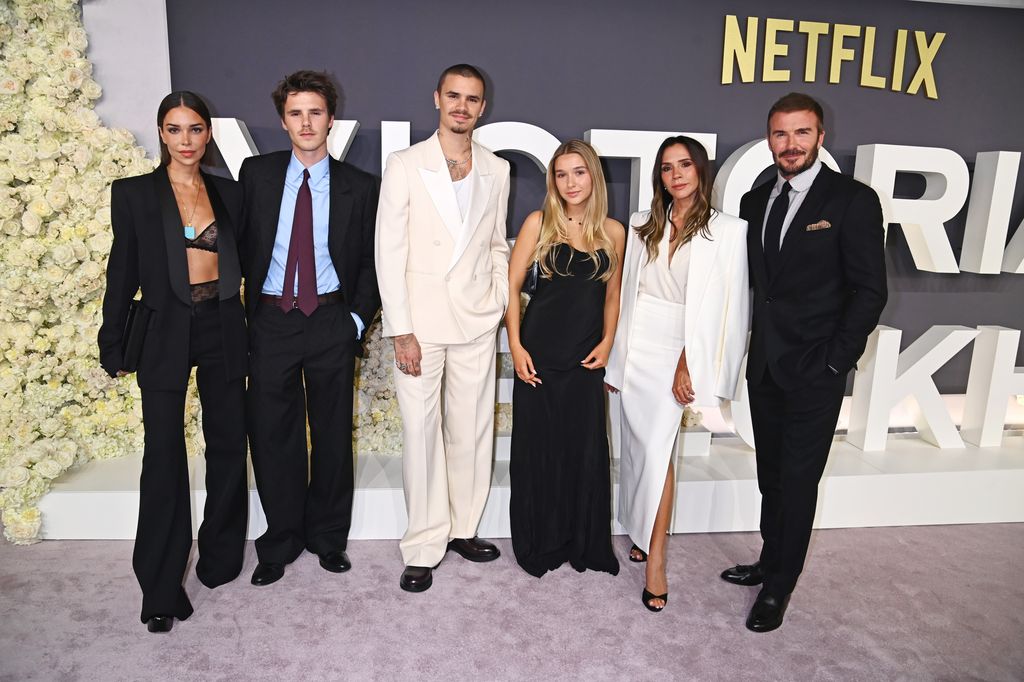 De izquierda a derecha; Jackie Apostel, Cruz Beckham, Romeo Beckham, Harper Beckham, Victoria Beckham y David Beckham en el estreno mundial de la docuserie de 'Victoria Beckham' 'en The Curzon Mayfair el 8 de octubre de 2025 en Londres. 