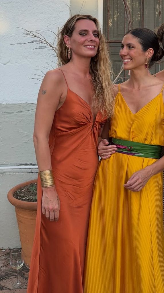 Alejandra Osborne con look de invitada en una boda familiar en Trujillo.