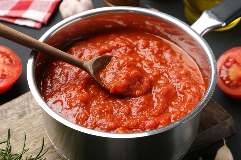 La salsa de tomate casera necesita su tiempo y un fuego suave.