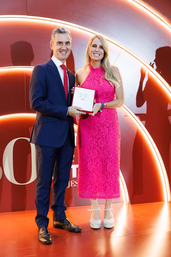 Angie Rigueiro entrega el premio a Gustavo Escobar - Director General Gran Hotel Taoro, Santa Cruz de Tenerife