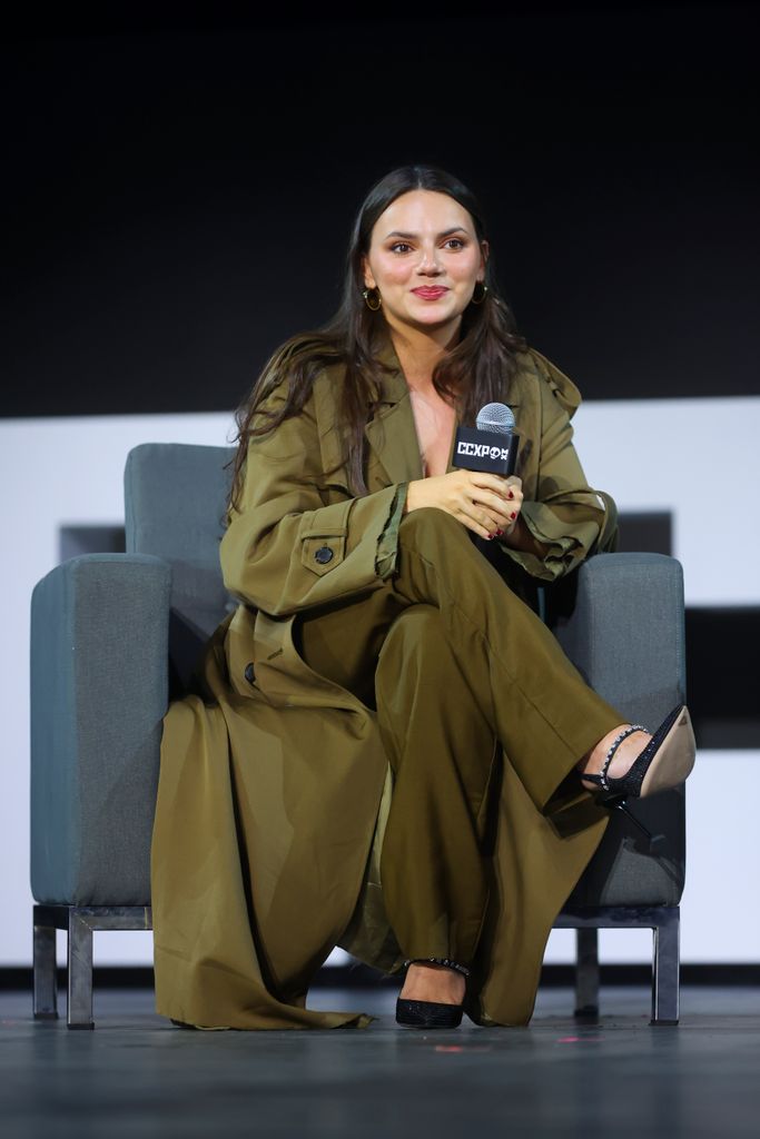 El estilo de la actriz Dafne Keen