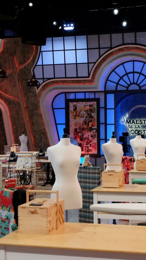 El plató de Maestros de la Costura ha quedado reducido a cenizas tras un aparatoso incendio que también afectó a oficinas, camerinos, almacenes y salas de maquillaje