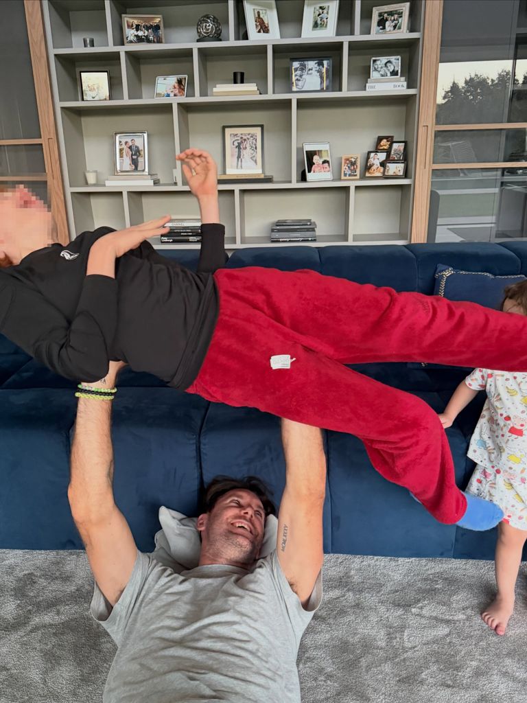 Rudy Fernández disfrutando de un plan relejado y divertido con sus hijos en el salón de su casa