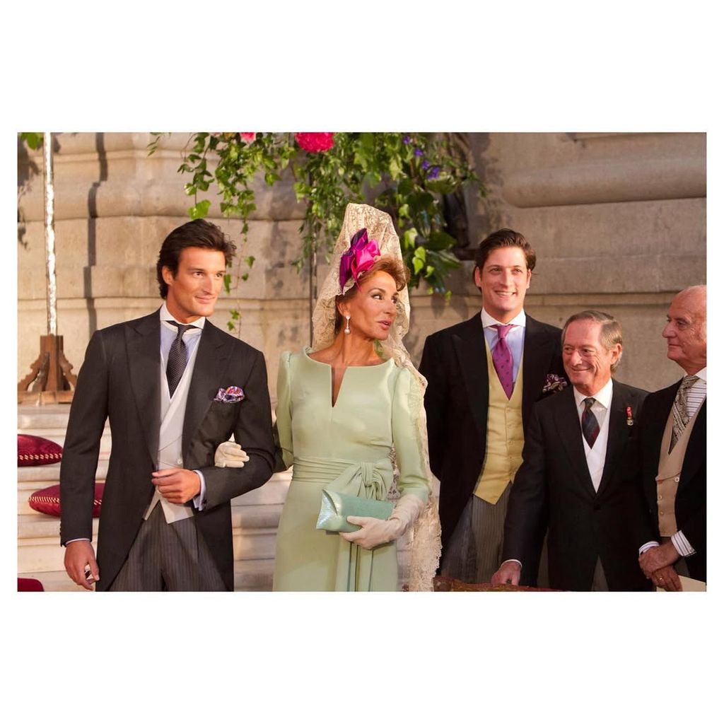 Rafael Medina en su boda con su familia