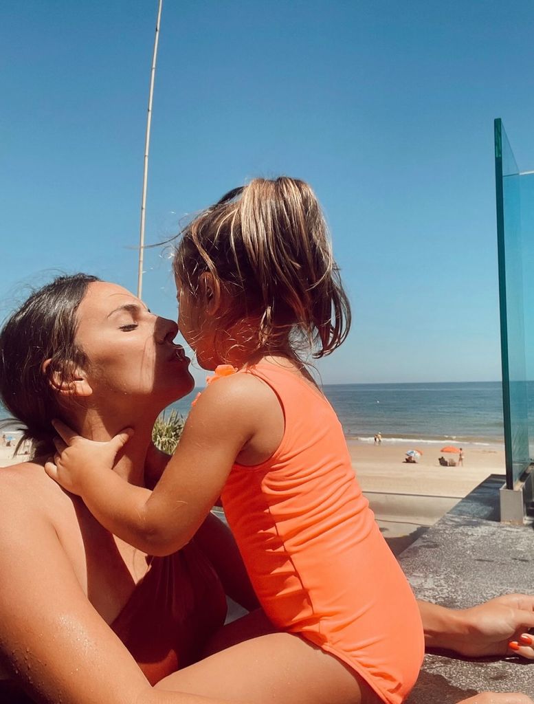 Irene abraza a una de sus niñas