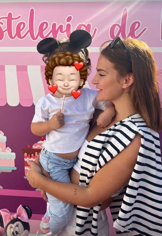 Laura Escanes vuelve a sonreír en el cumpleaños de su hija