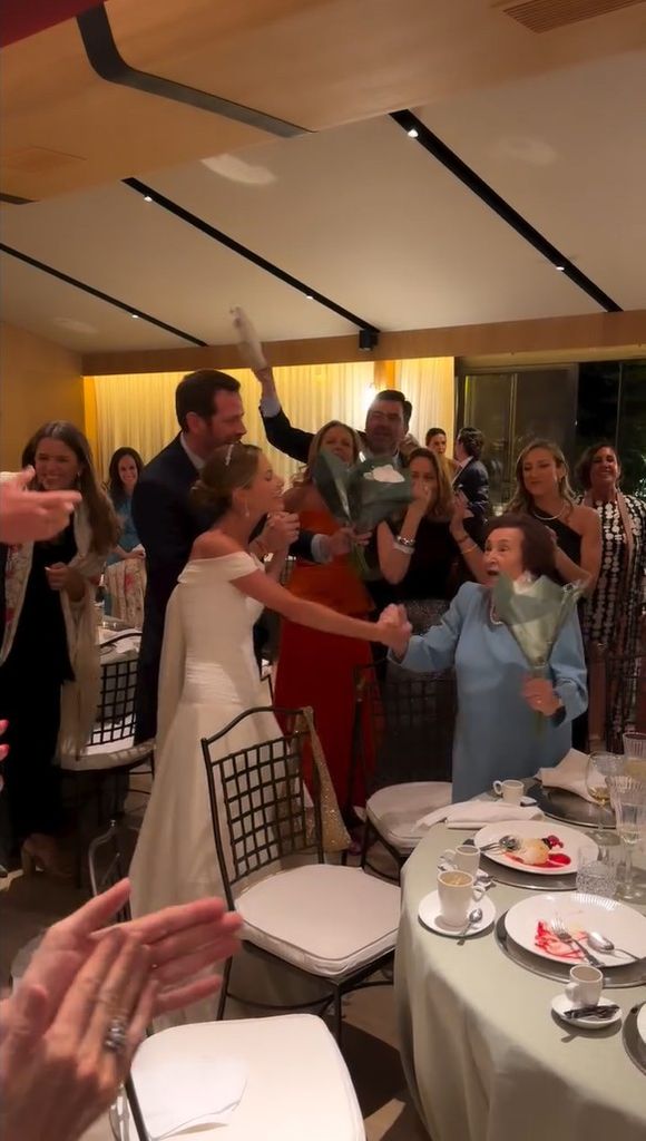 La novia sorprendió a su abuela con uno de los ramos de la boda en un instante cargado de emoción que estuvo acompañado por los acordes de Clavelitos