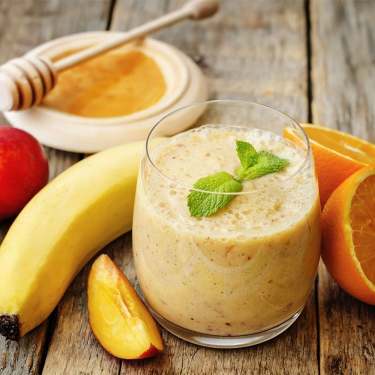Batido 'multifrutas' de yogur con miel