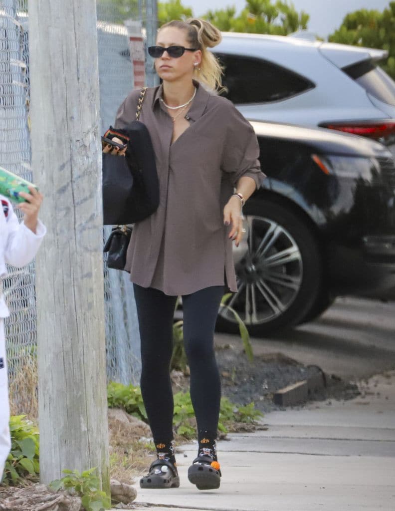 Anna Kournikova se prepara para el Halloween con un divertido y cómodo accesorio durante el embarazo