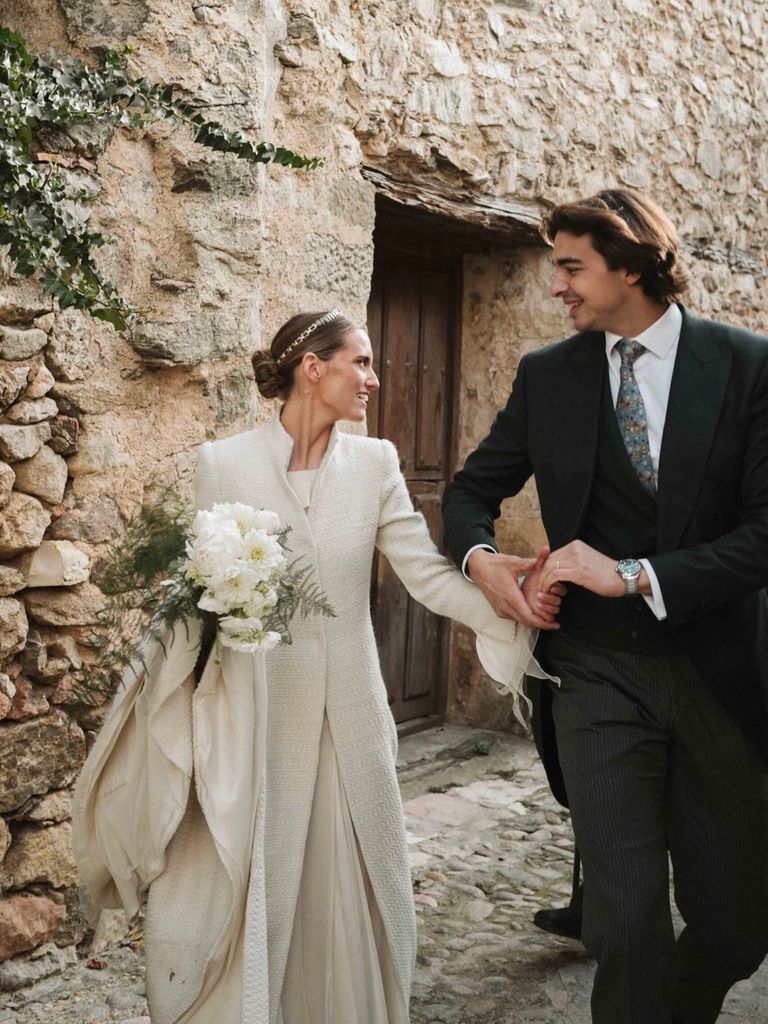 Novias de otoño con vestidos de tweed marfil