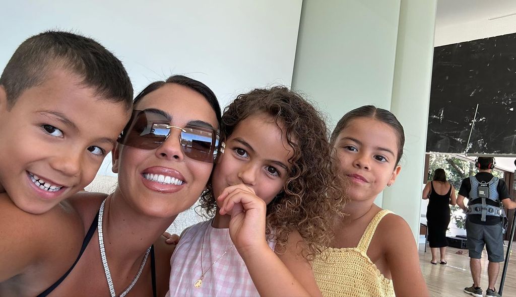 Georgina Rodríguez con sus hijos Mateo, Alana y Eva.
