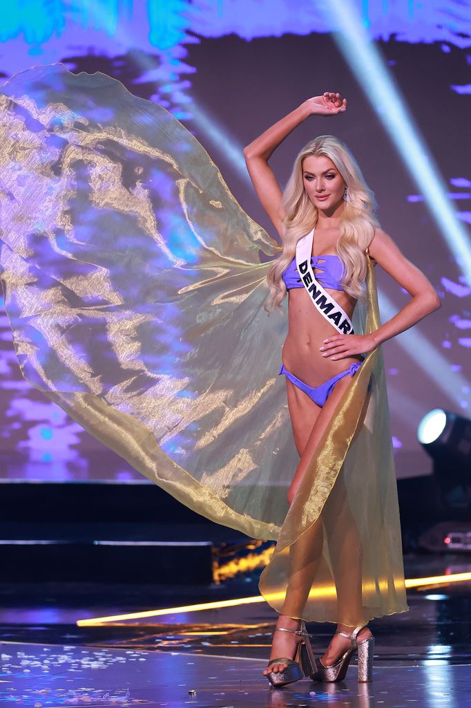 Plano entero de Victoria Victoria Kjær Theilvig, Miss Dinamarca, en el escenario