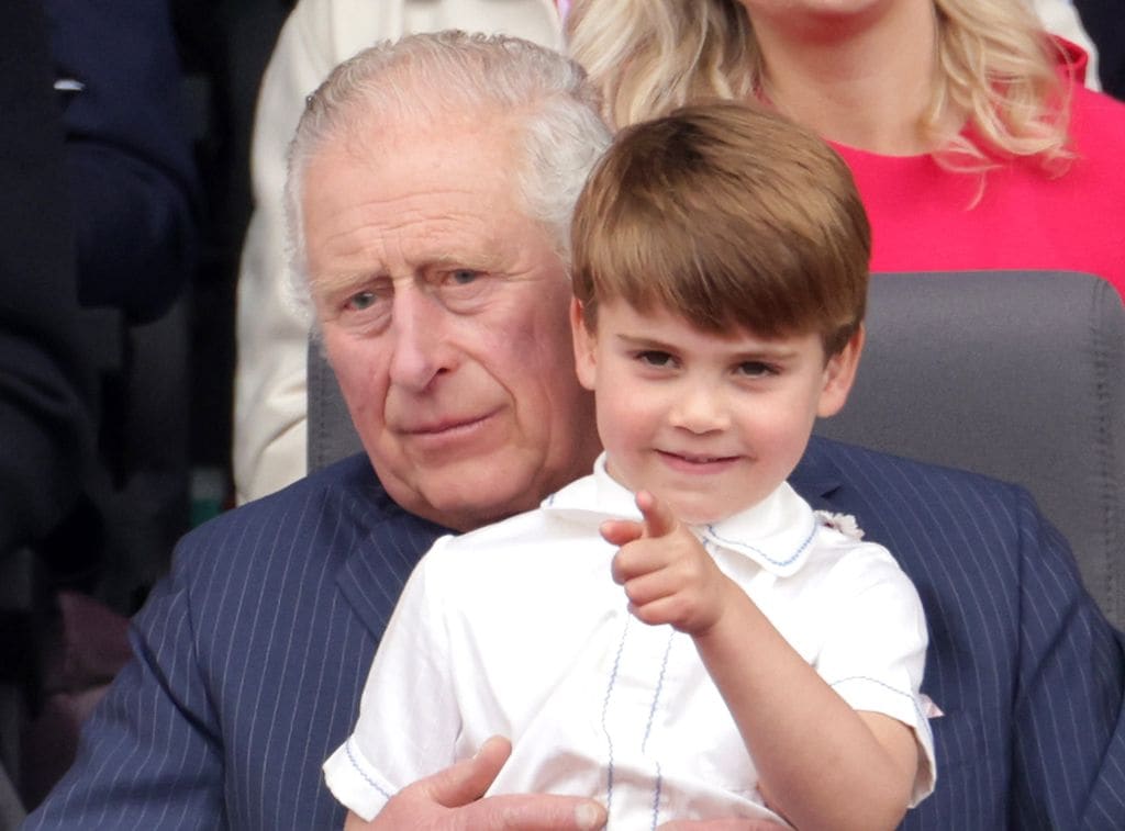 El príncipe Louis, con su abuelo el rey Carlos III de Reino Unido 