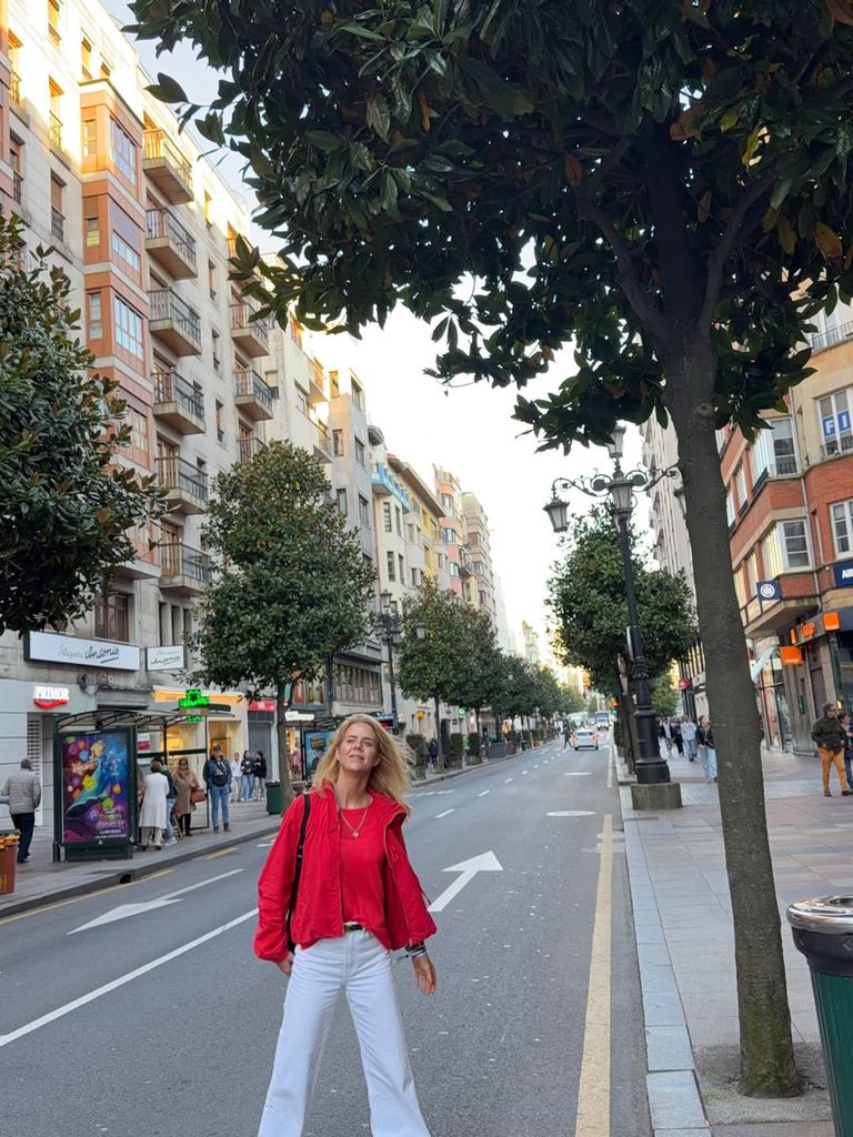 Amelia Bono con look rojiblanco en Oviedo.