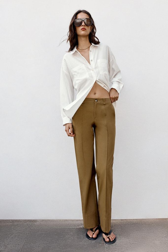 Pantalones de traje ligeros de Zara para ir a la oficina y en la ciudad en verano