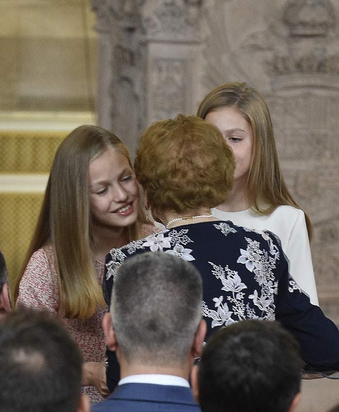 El bonito gesto de la princesa Leonor y la infanta Sofía con Clotilde Veniel, de 107 años
