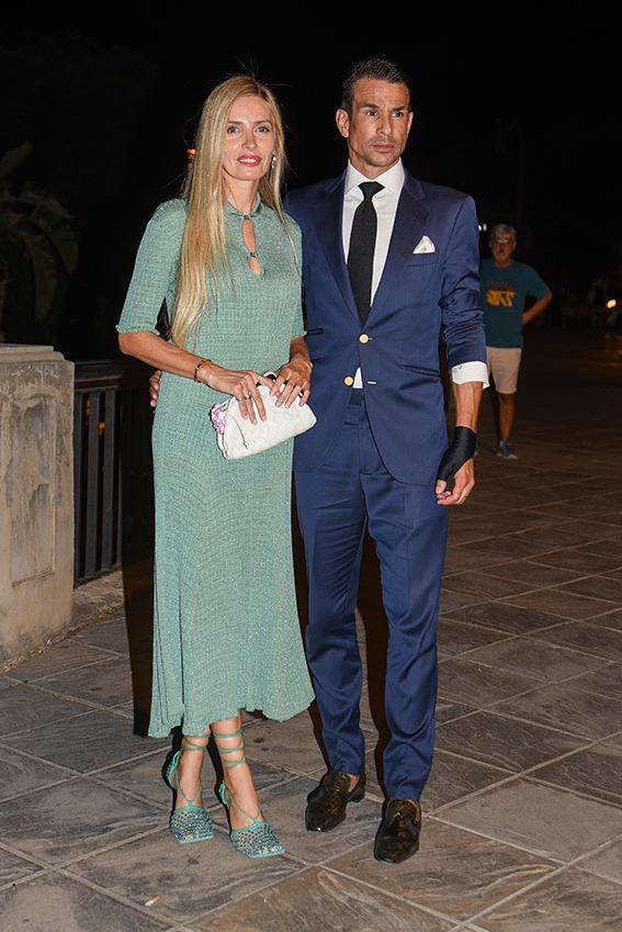 el-juli-junto-a-su-esposa-rosario-domecq-y-sus-amigos-celebra-su