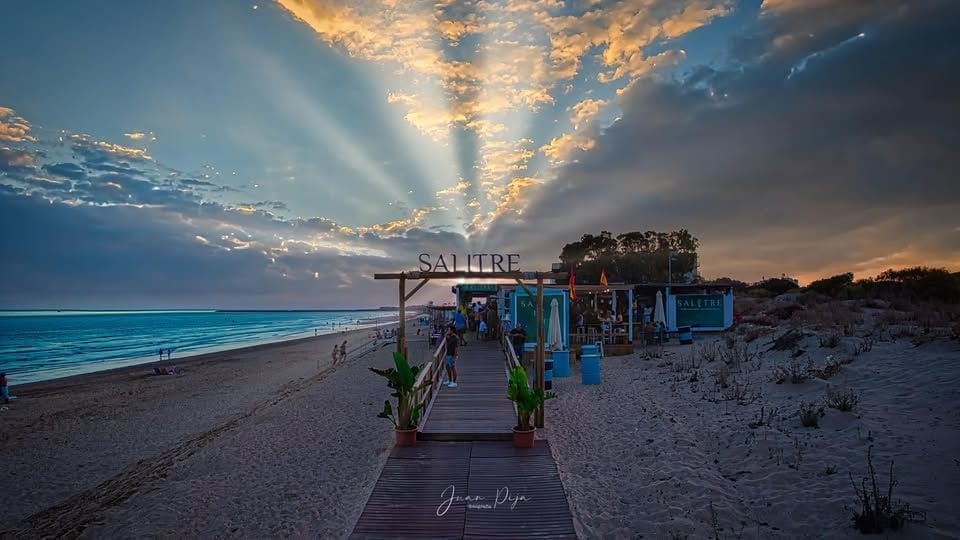 Gastronomía, atardeceres, música en directo y el mejor ambiente es lo que propone Salitre en la Playa Central de Isla Cristina.