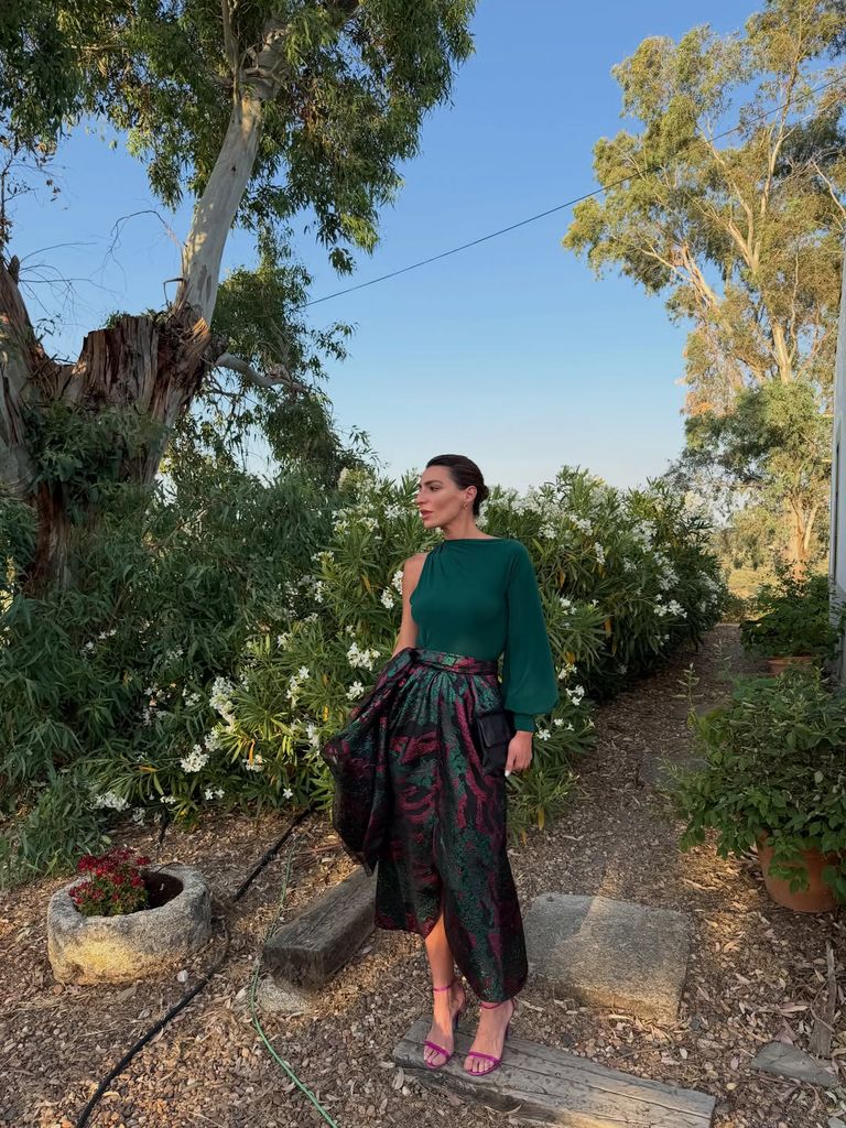 Eugenia Osborne con look de invitada en una boda familiar en Trujillo. 