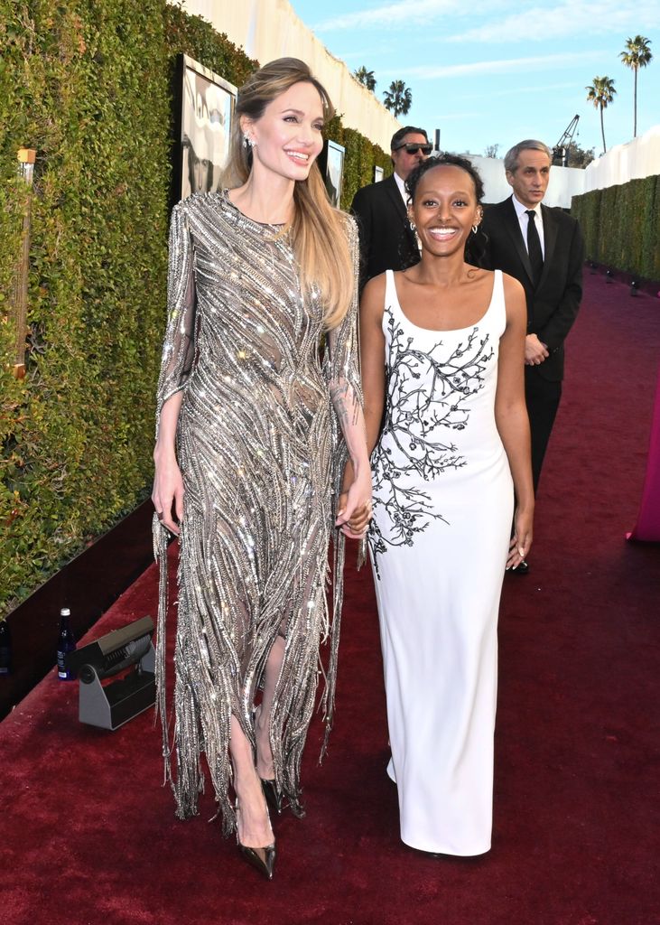 Angelina Jolie junto a su hija, Zahara Jolie en los Golden Globes 2025. 