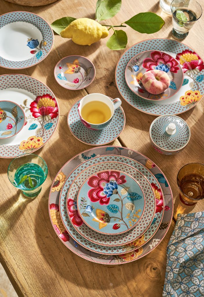 Vajilla de porcelana con flores