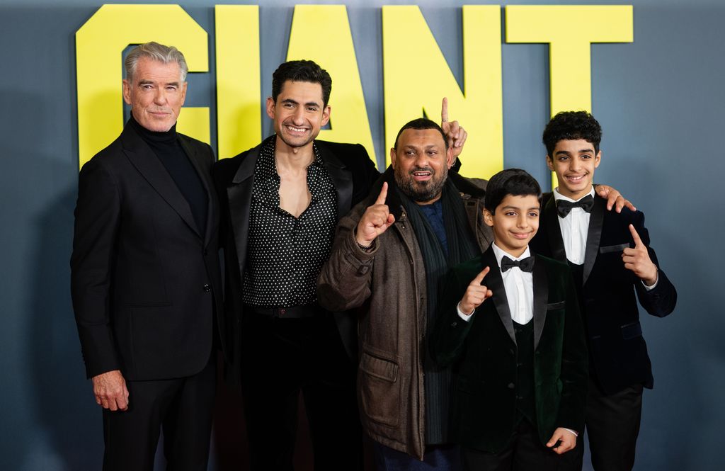 De izquierda a derecha: Pierce Brosnan, Amir El-Masry, Naseem Hamed, Ghaith Saleh y Ali Saleh