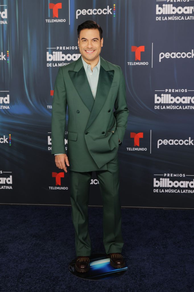 Carlos Rivera lució muy guapo con un traje verde a su llegada al James L. Knight Center.