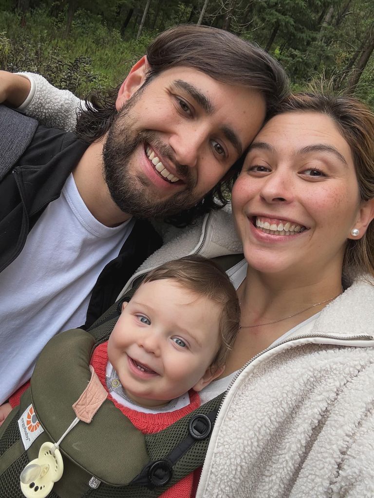 Michelle Aguilera con su esposo Sergi Carrasco y su hijo.