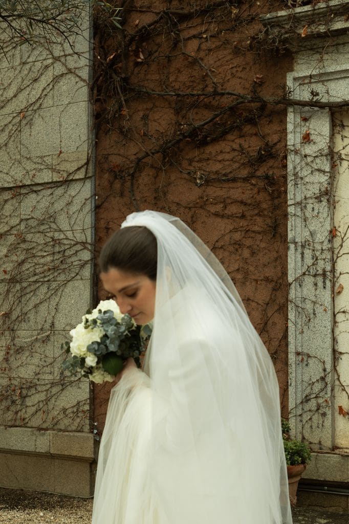 Mónica con vestido de novia de Luis Infantes