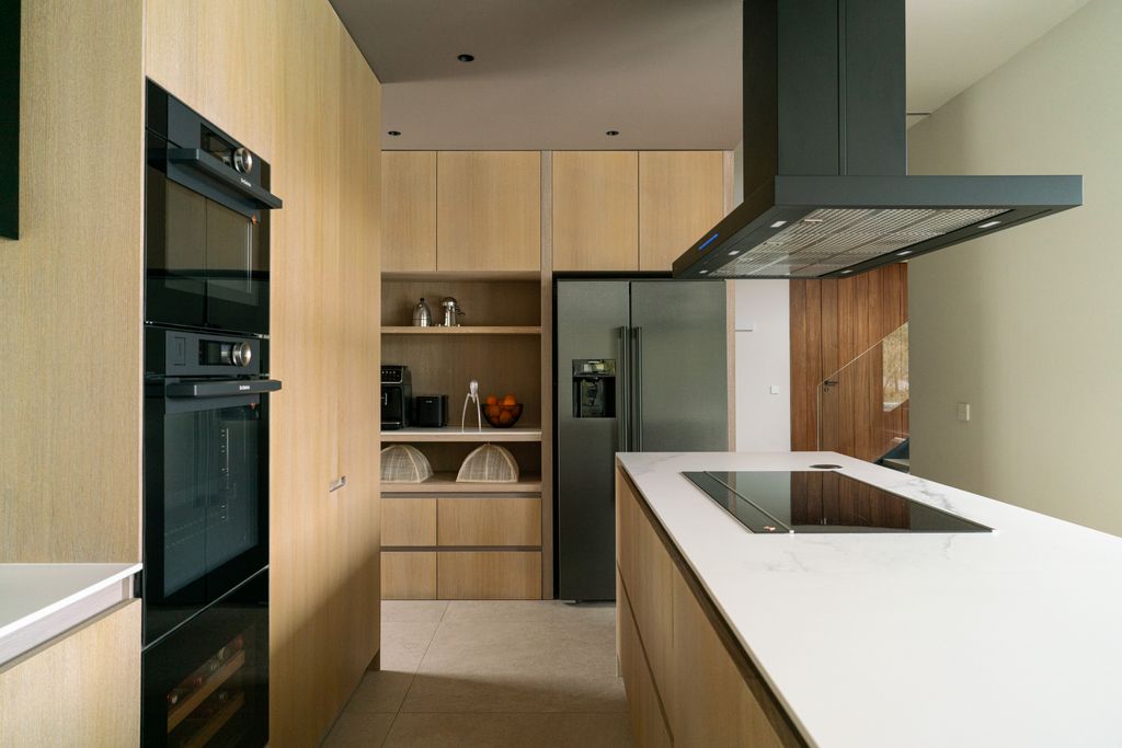 Cocina con muebles de madera